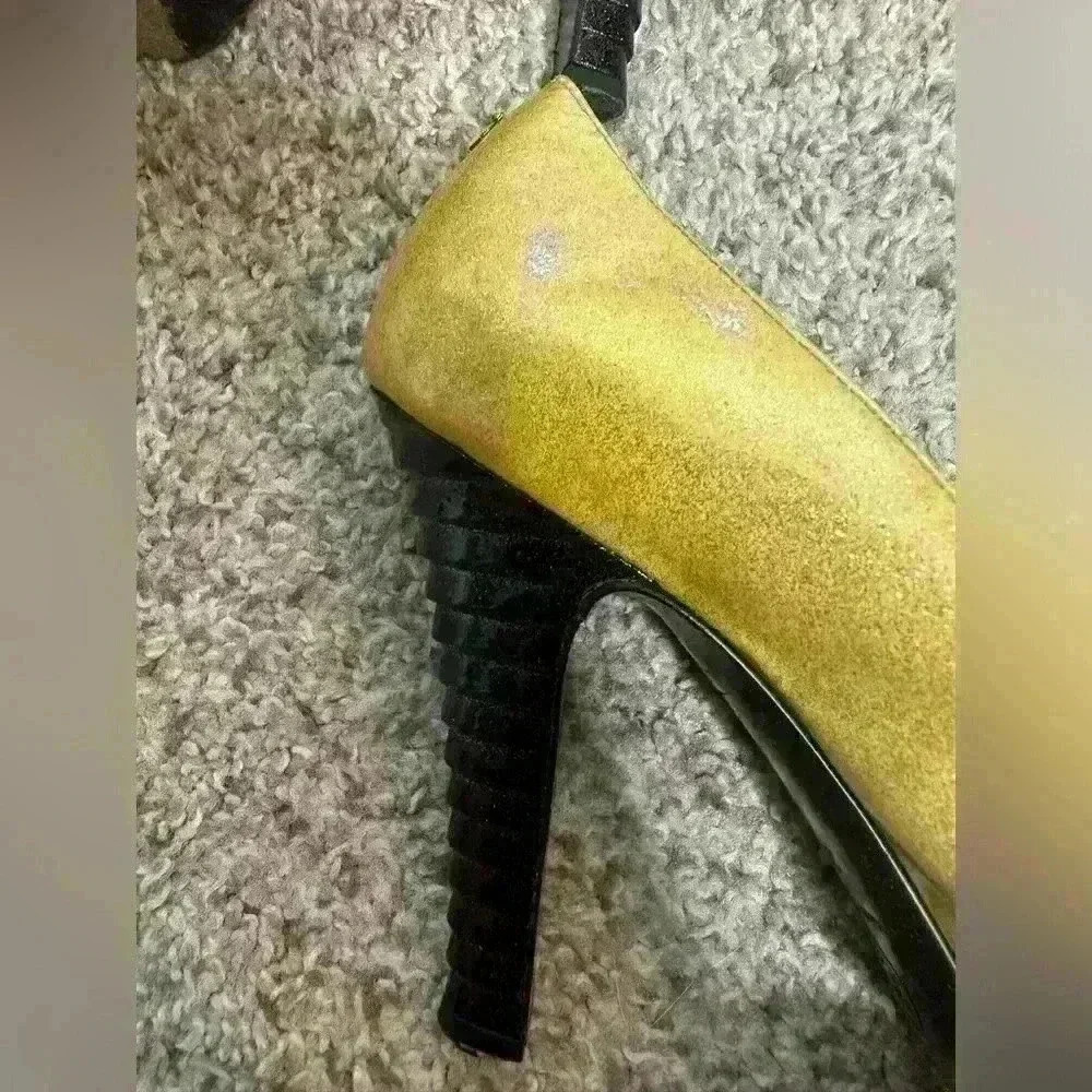 CHANEL Two-Tone Yellow and Black Heels - Picture 9 of 15